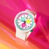Upplev neonets renhet med Swatch