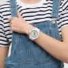 Upplev neonets renhet med Swatch