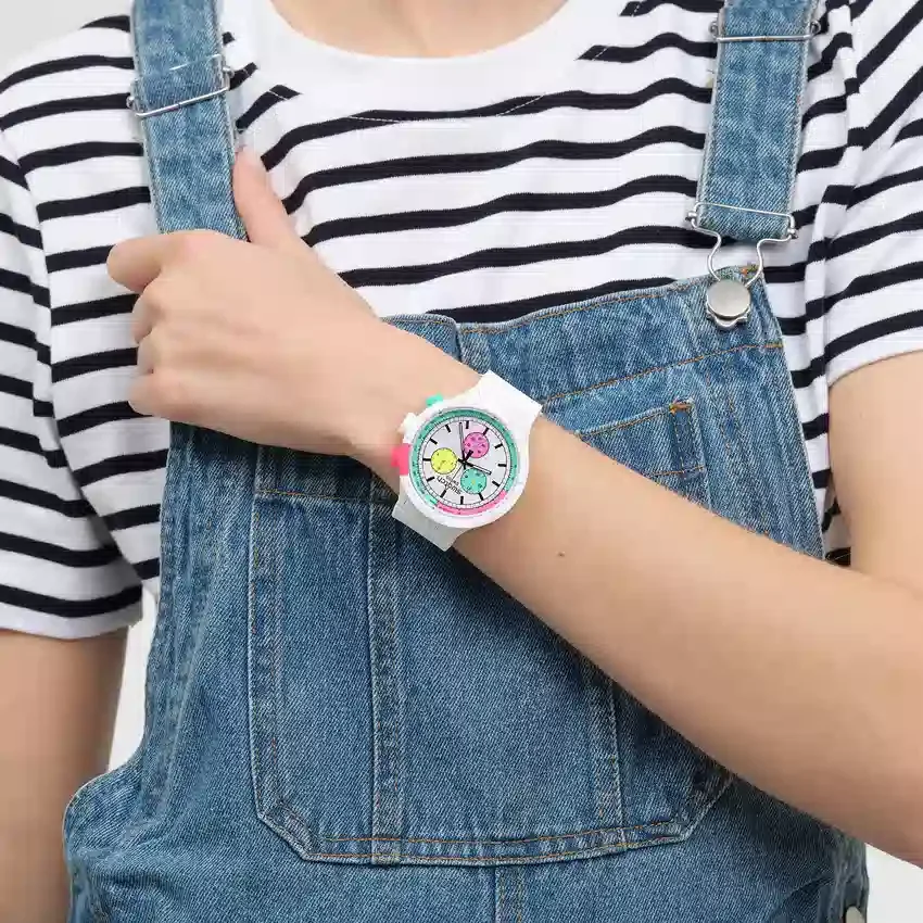 Upplev neonets renhet med Swatch