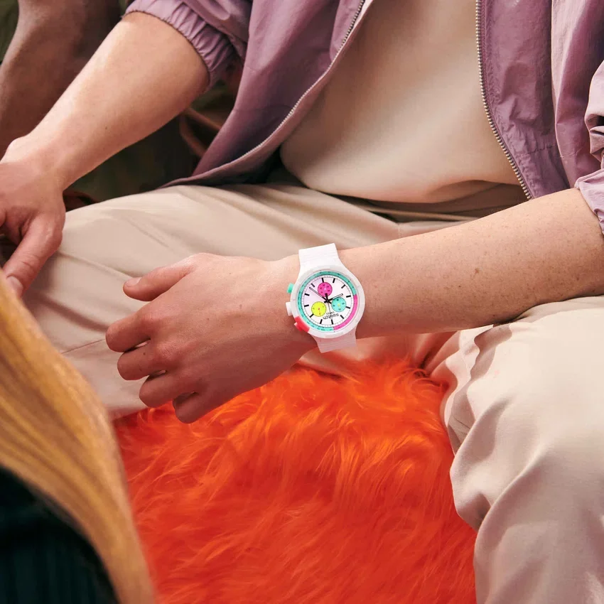 Upplev neonets renhet med Swatch